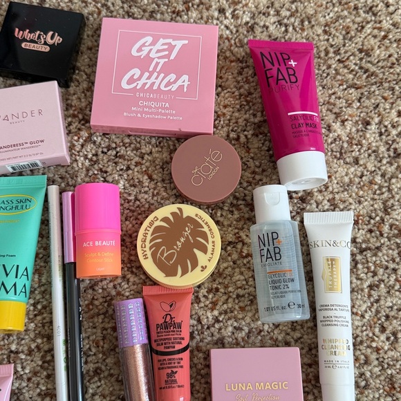 Makeup Bundle - Picture 3 of 5